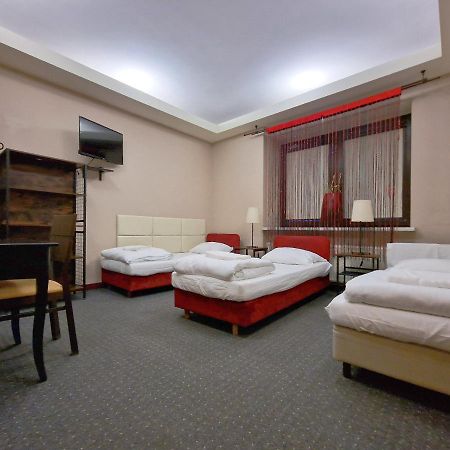 Helvetia Plus B&B - Private Rooms And Apartments Varsóvia Exterior foto