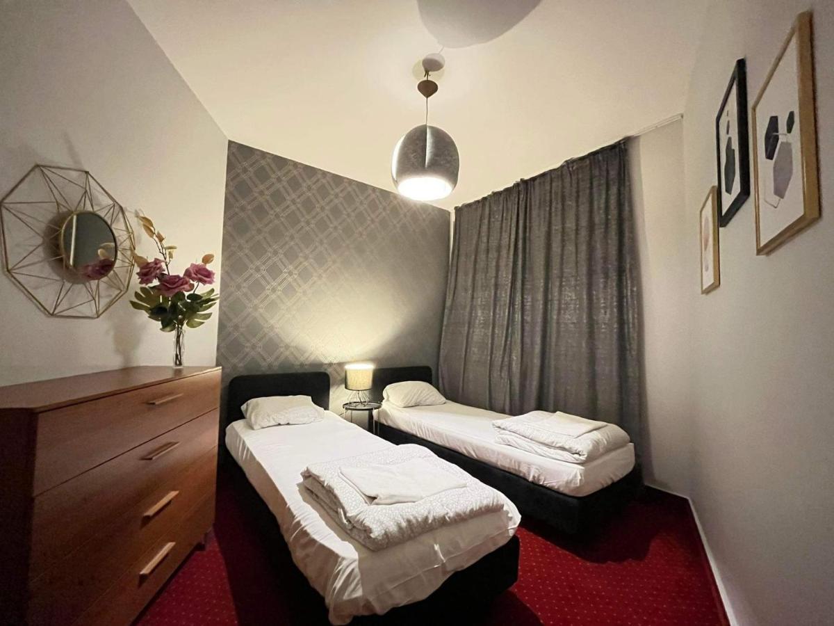 Helvetia Plus B&B - Private Rooms And Apartments Varsóvia Exterior foto