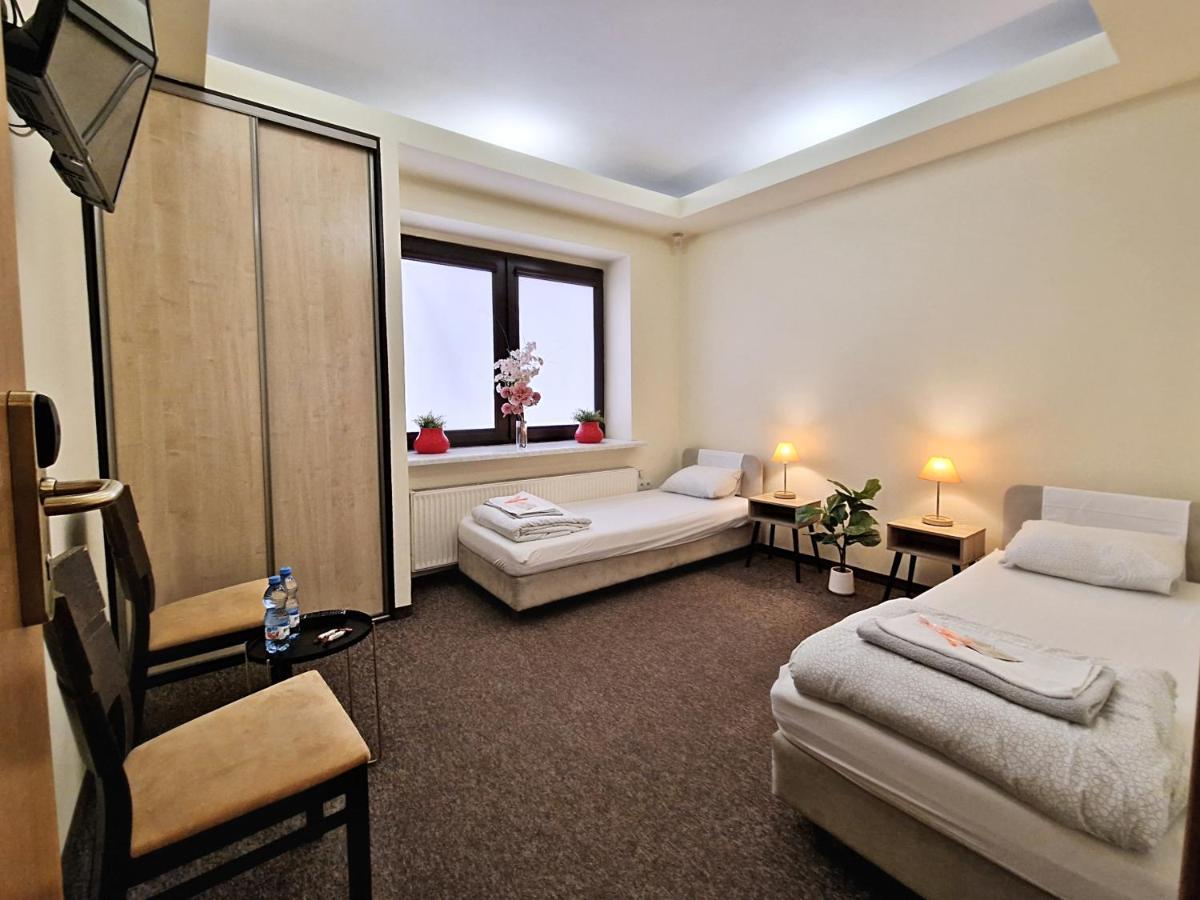 Helvetia Plus B&B - Private Rooms And Apartments Varsóvia Exterior foto