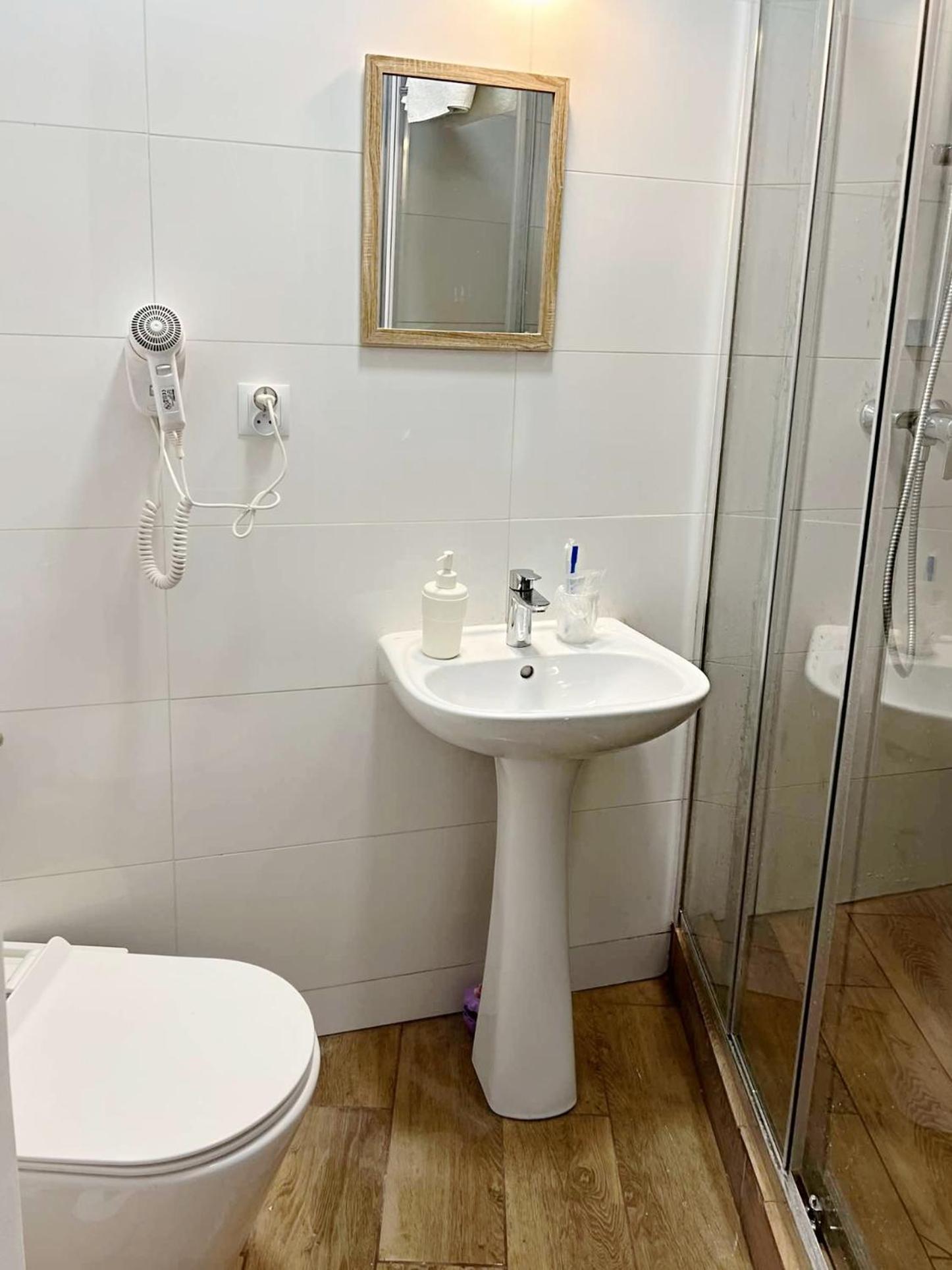 Helvetia Plus B&B - Private Rooms And Apartments Varsóvia Exterior foto